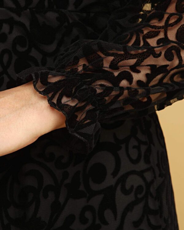crna duga čipkana haljina koja se blago širi za punije žene