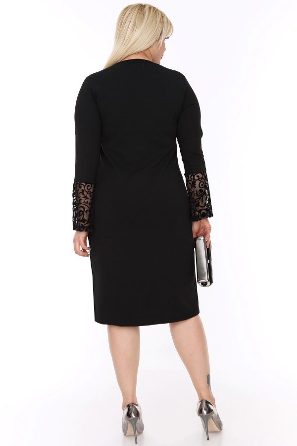 crna haljina sa dugim rukavima i detaljima od cipke koja prati liniju tela od xl do 4xl