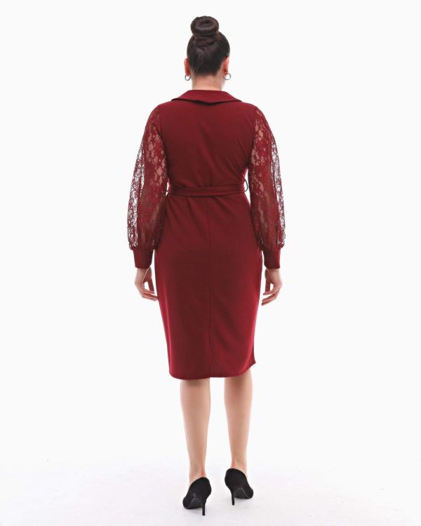 crvena haljina sa cikanim dugim rukavima kroja koji pati liniju tela