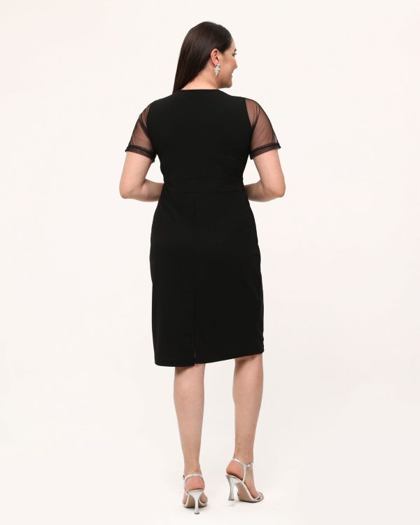 Crna haljina kratkih rukava, kroj prati liniju sa detaljem boje srebra od 2xl do 4xl