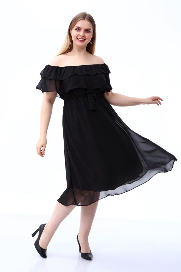 crna haljina dužine preko kolena od tila sa golim ramenima plus size model