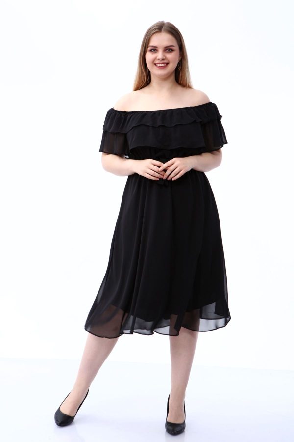 crna haljina dužine preko kolena od tila sa golim ramenima plus size model