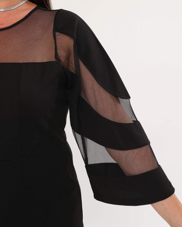 crna haljina kroja koji prati liniju tela do kolena sa rukavima koji se blago šire od 2xl do 4xl